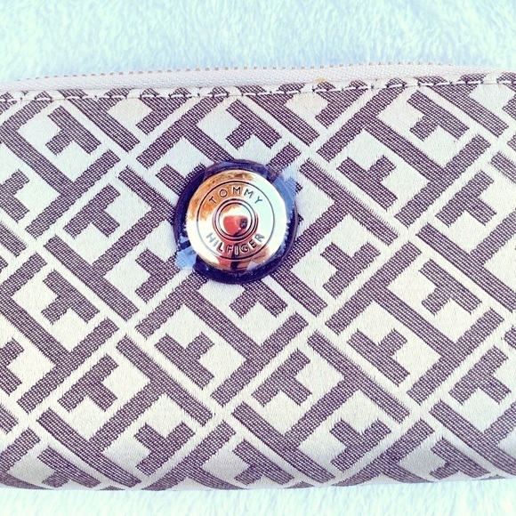 NWT Tommy Hilfiger Wristlet Brown & Tan Zippered #Gift - Picture 1 of 6